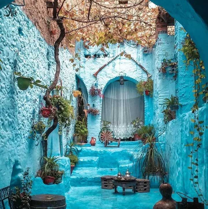 Fas Gezi Rehberi Kuzey Afrika’daki Fas, kültür severleri, sırt çantalı gezginleri, macera gezginlerini, çiftleri, aileleri, yemekleri ve daha fazlasını çeken popüler bir destinasyondur. Yüksek Atlas dağlarından çöllere, sahillere kadar Fas, gezginlerin tüm duyularına uyan muhteşem bir ülkedir.