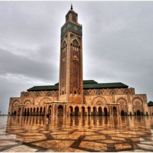 Fas Gezi Rehberi Kuzey Afrika’daki Fas, kültür severleri, sırt çantalı gezginleri, macera gezginlerini, çiftleri, aileleri, yemekleri ve daha fazlasını çeken popüler bir destinasyondur. Yüksek Atlas dağlarından çöllere, sahillere kadar Fas, gezginlerin tüm duyularına uyan muhteşem bir ülkedir.