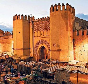 Fas Gezi Rehberi Kuzey Afrika’daki Fas, kültür severleri, sırt çantalı gezginleri, macera gezginlerini, çiftleri, aileleri, yemekleri ve daha fazlasını çeken popüler bir destinasyondur. Yüksek Atlas dağlarından çöllere, sahillere kadar Fas, gezginlerin tüm duyularına uyan muhteşem bir ülkedir.