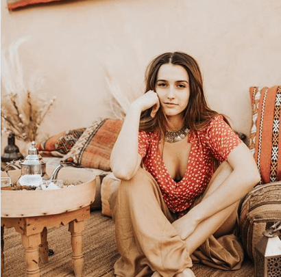 Fas Gezi Rehberi Kuzey Afrika’daki Fas, kültür severleri, sırt çantalı gezginleri, macera gezginlerini, çiftleri, aileleri, yemekleri ve daha fazlasını çeken popüler bir destinasyondur. Yüksek Atlas dağlarından çöllere, sahillere kadar Fas, gezginlerin tüm duyularına uyan muhteşem bir ülkedir.