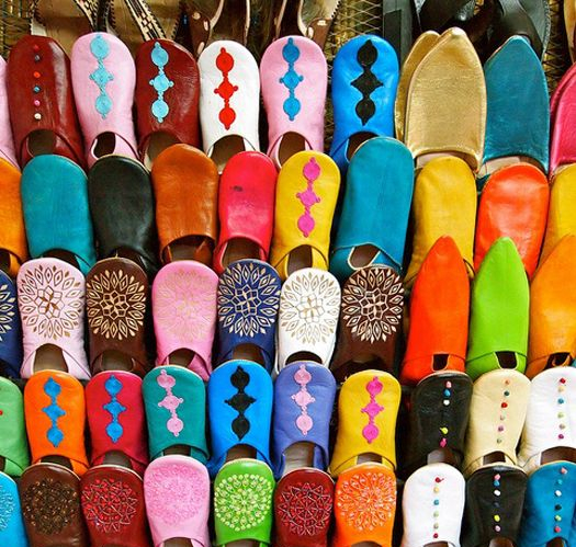 Fas Gezi Rehberi Kuzey Afrika’daki Fas, kültür severleri, sırt çantalı gezginleri, macera gezginlerini, çiftleri, aileleri, yemekleri ve daha fazlasını çeken popüler bir destinasyondur. Yüksek Atlas dağlarından çöllere, sahillere kadar Fas, gezginlerin tüm duyularına uyan muhteşem bir ülkedir.